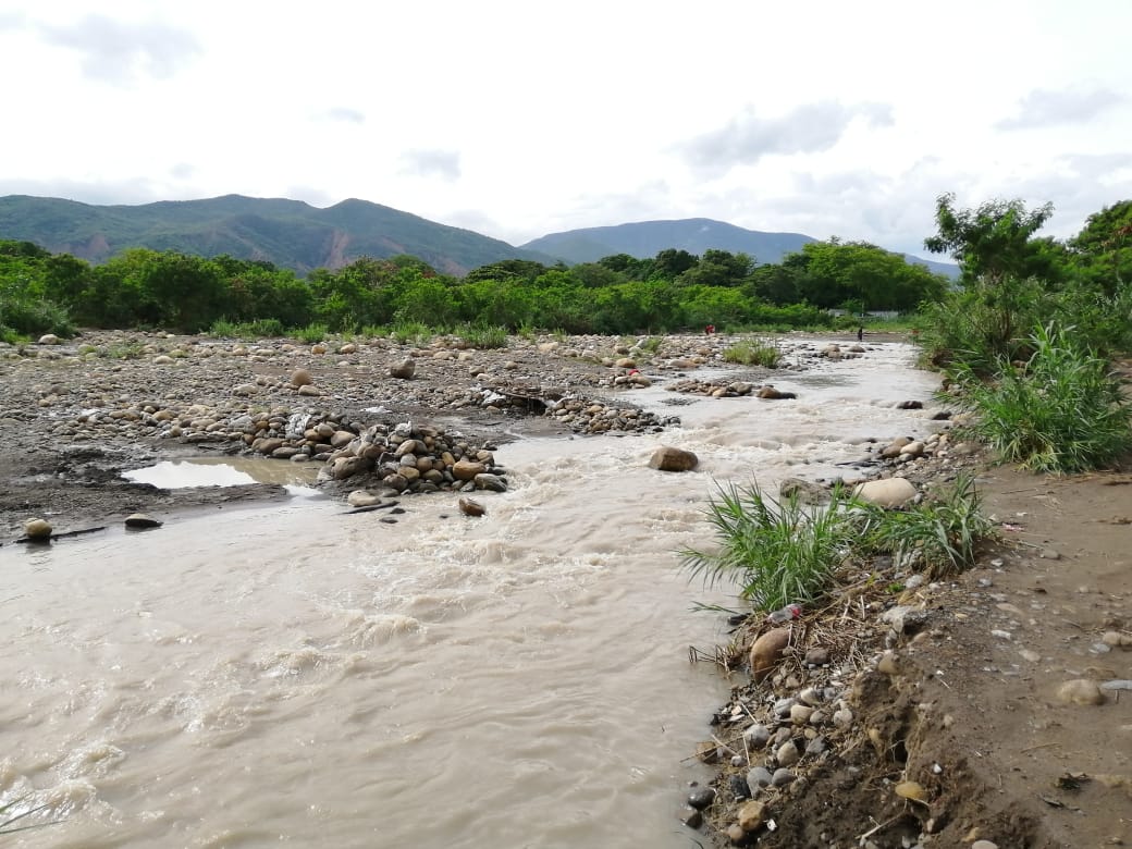 En Video: Migrantes venezolanos se enfrentan a un caudaloso río para cruzar a Colombia