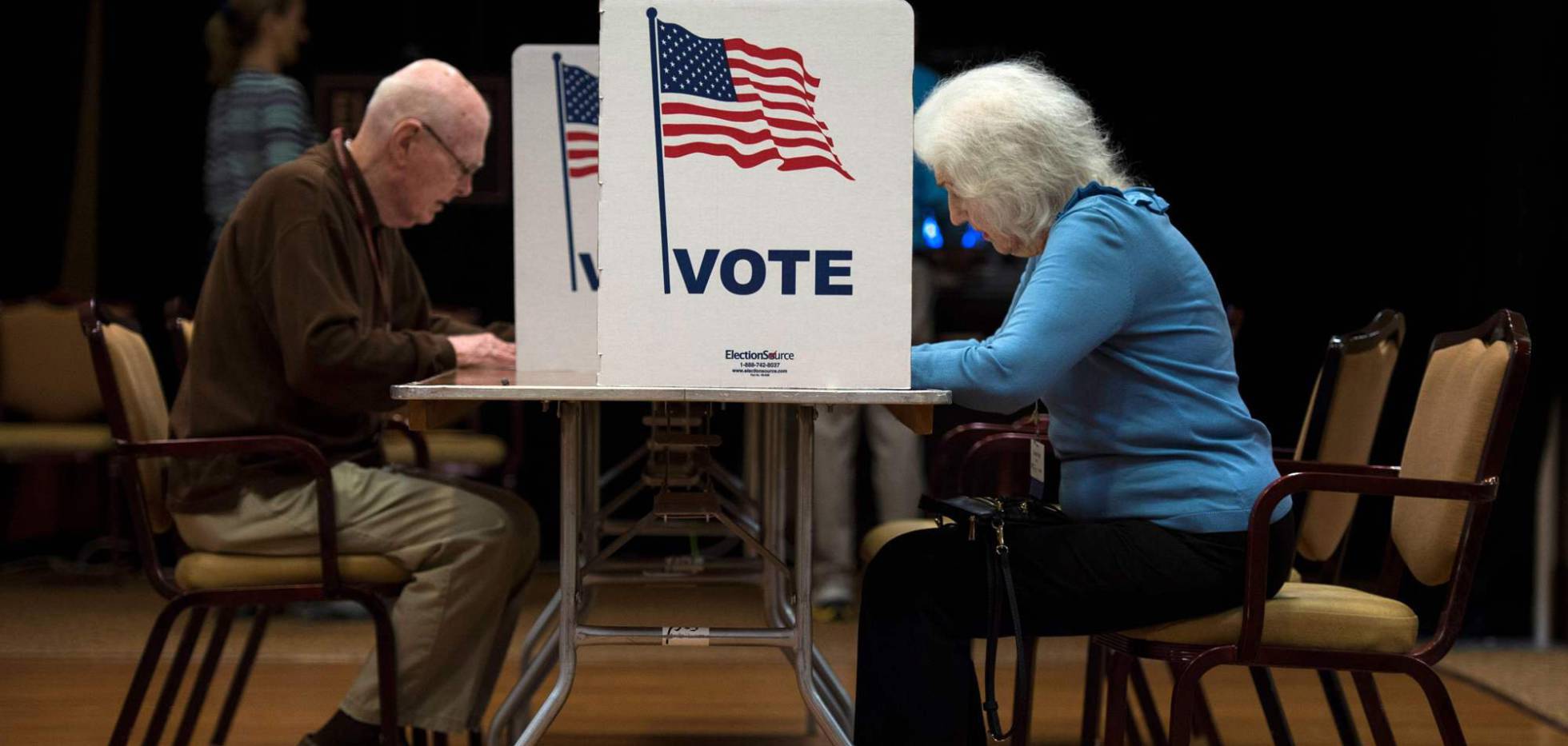 Condados del campo de batalla en Arizona empezaron a contar los primeros votos