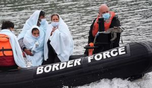 Rescatan a 121 migrantes tras intento de atravesar hacia Inglaterra
