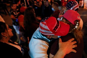 Hispanos temerosos del socialismo contribuyeron a la victoria de Trump en Florida