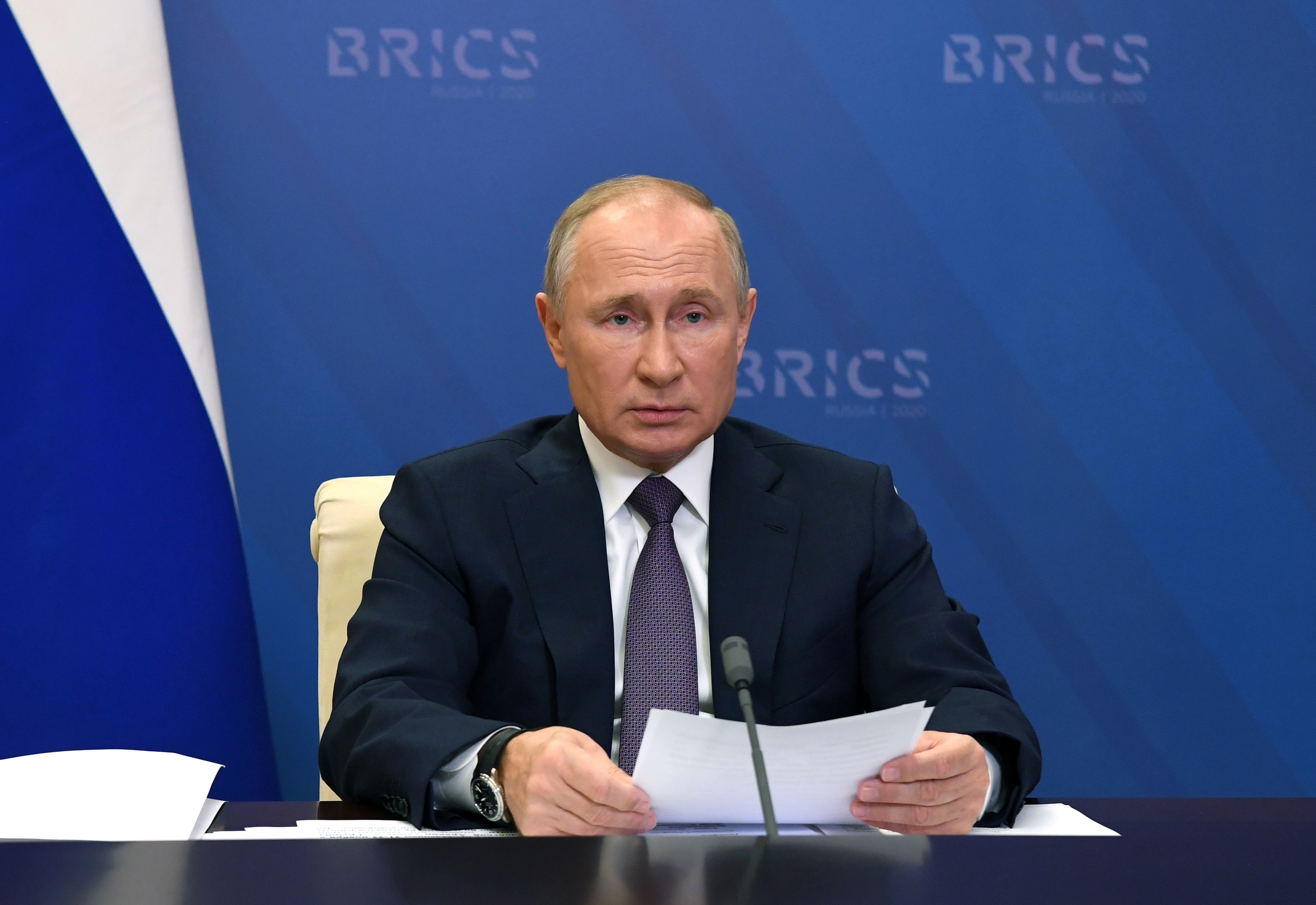 Putin pide iniciar la vacunación en Rusia “a gran escala”  la próxima semana