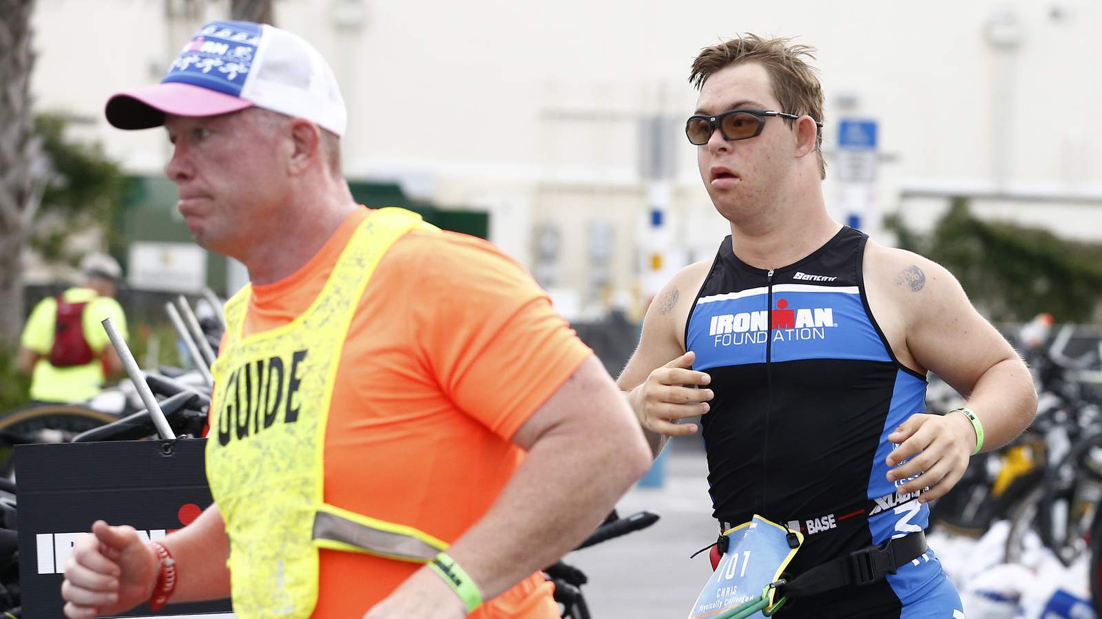 Atleta con síndrome de Down compite en el triatlón Ironman de Florida