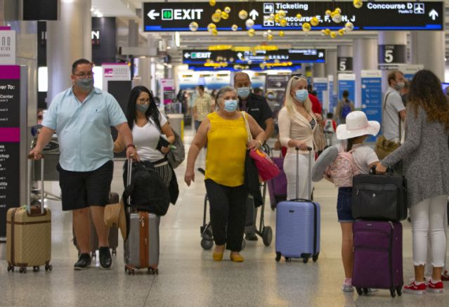 Muchos pasajeros viajan por aeropuerto de Miami pese a las advertencias del Covid-19