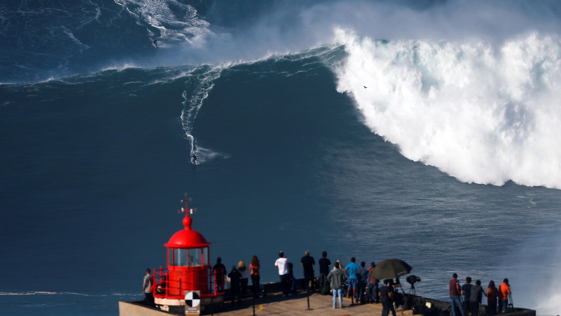 El choque de dos surfistas mientras montaban una gigantesca ola en Portugal (VIDEO)