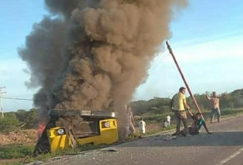 Tragedia en Coro: Ocho muertos tras incendio de una buseta en cortejo fúnebre