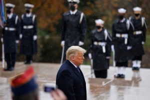 Trump hace su primera aparición pública desde las elecciones para rendir homenaje al Día de los Veteranos