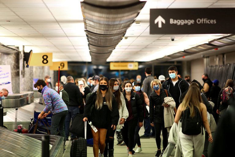 Acciones de principales aerolíneas de EEUU suben con la reapertura de fronteras