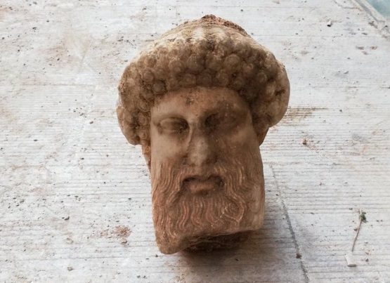 Encuentran el busto de un antiguo Dios griego en este curioso lugar de Atenas (FOTO)