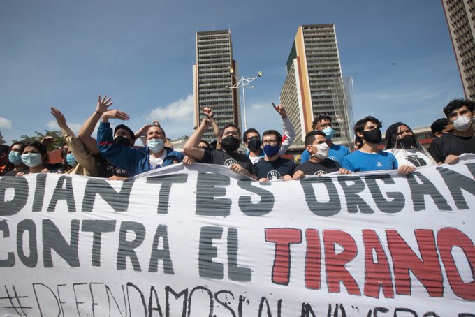 Estudiantes universitarios conmemoraron su día en la calle protestando contra Maduro (Fotos)
