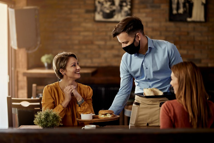 ¿Cuál es el verdadero riesgo de comer en el interior de un restaurante durante la pandemia?