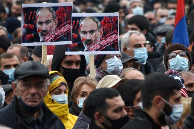 Miles de manifestantes protestan contra el gobierno en capital armenia