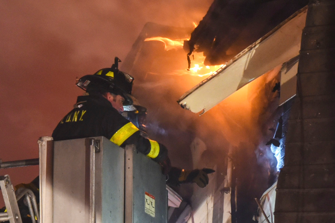 Voraz incendio en Queens arrasó varios edificios y dejó tres bomberos heridos (Fotos)