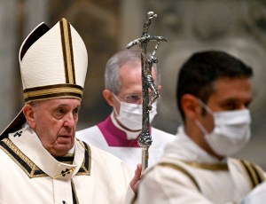 El Papa insta a ayudar a los pobres en una discreta misa de Nochebuena marcada por el Covid-19