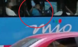 ¡Torpeza a la vista! Utilizó el tapabocas para limpiar el vidrio del bus y luego se lo puso en la cara (Video)