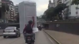 ¡Solo en Venezuela! Pese a prohibiciones, caraqueños transportaron una nevera en moto (Video)