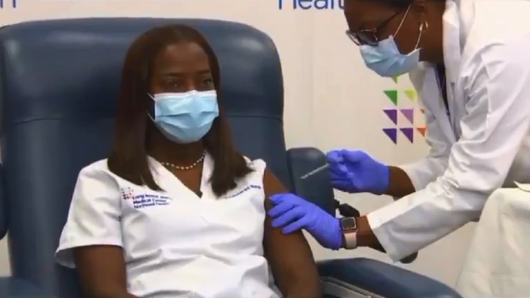 Una enfermera de Nueva York fue la primera en recibir la vacuna de Pfizer contra el coronavirus en EEUU