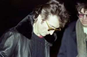 Fotos Históricas presenta: La penúltima foto de Lennon junto al idiota que le disparó hace 40 años