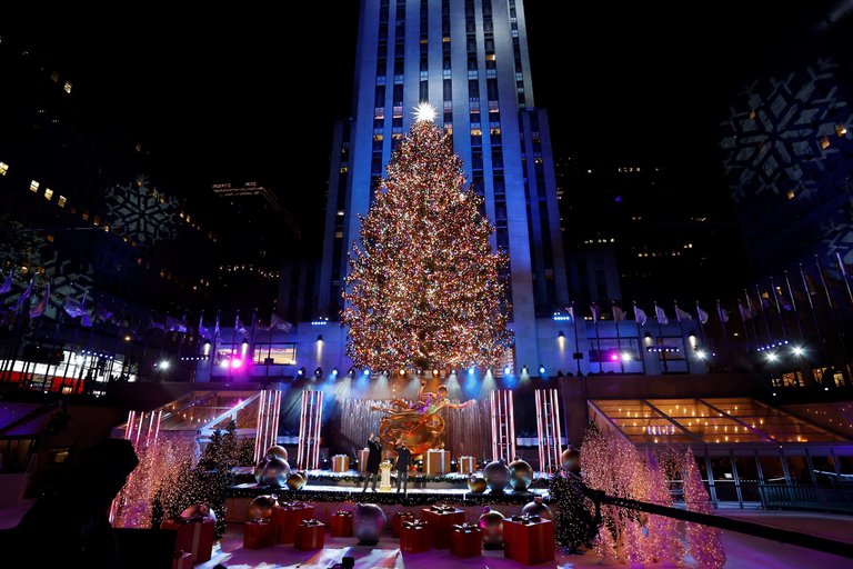 Nueva York inició la Navidad con el encendido del árbol del Rockefeller Center