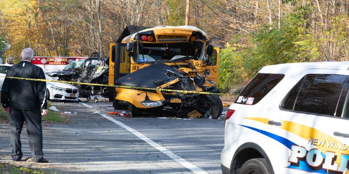 Murió conductor tras brutal choque de bus escolar en Nueva York