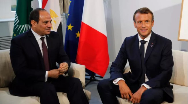 Grupos humanitarios denuncian la “alfombra roja” puesta a Al Sisi en Francia