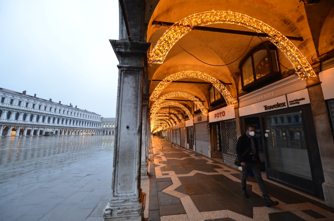 Luces de Navidad en una Venecia abandonada por el turismo debido a la pandemia