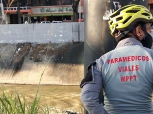 Paramédicos de la autopista rescatan cadáver en el río Guaire #3Dic (Foto)