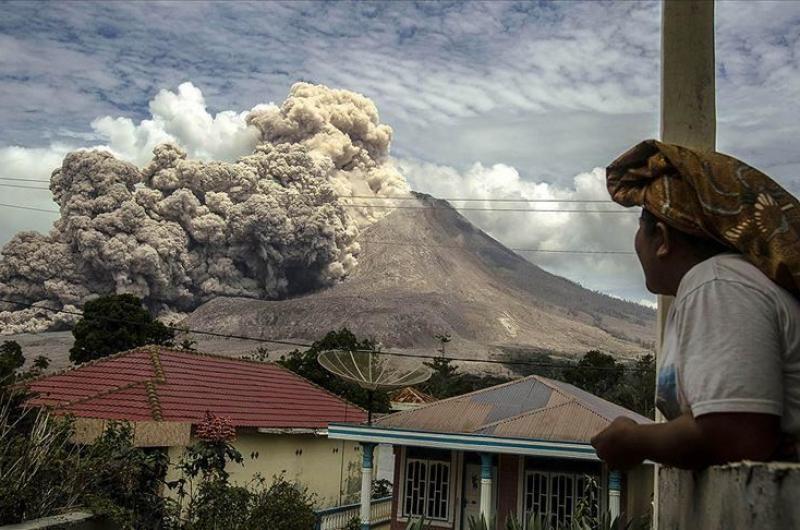 Cientos de aldeanos huyen de la erupción de un volcán en Indonesia