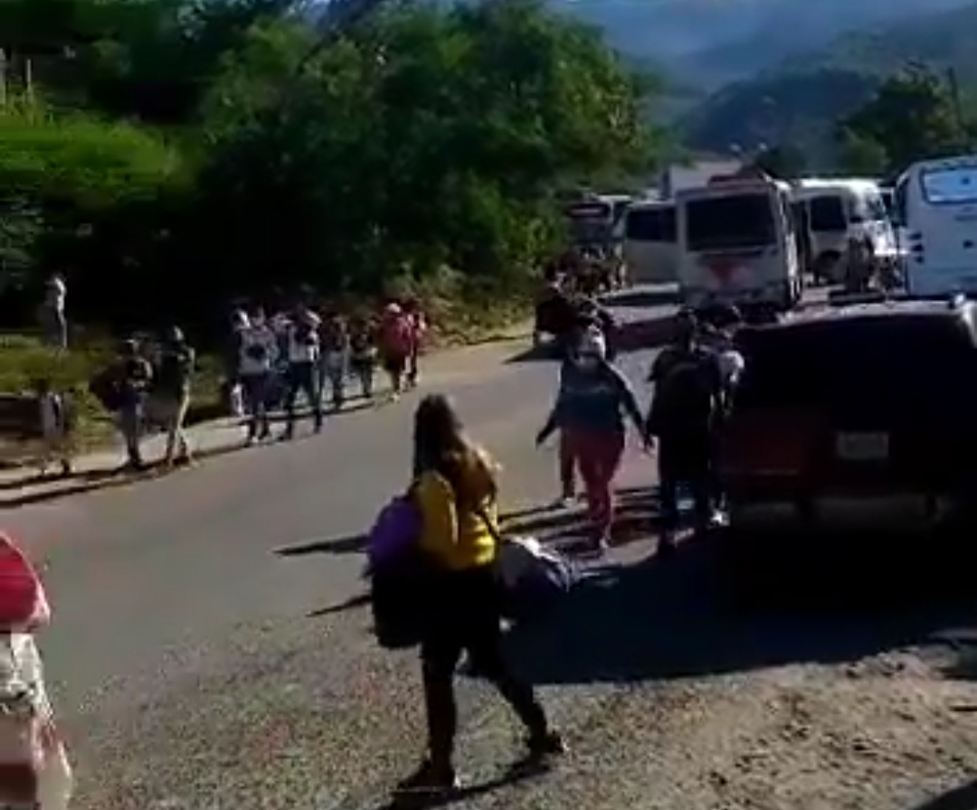 Desde el punto de control de Peracal en el Táchira no hay paso vehicular #5Dic (Video)