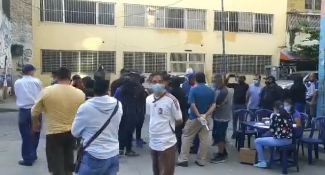 Venezolanos hacen que colectivos chavitas se retiren del punto de Consulta Popular de Santa Teresa en Caracas #12Dic (VIDEO)