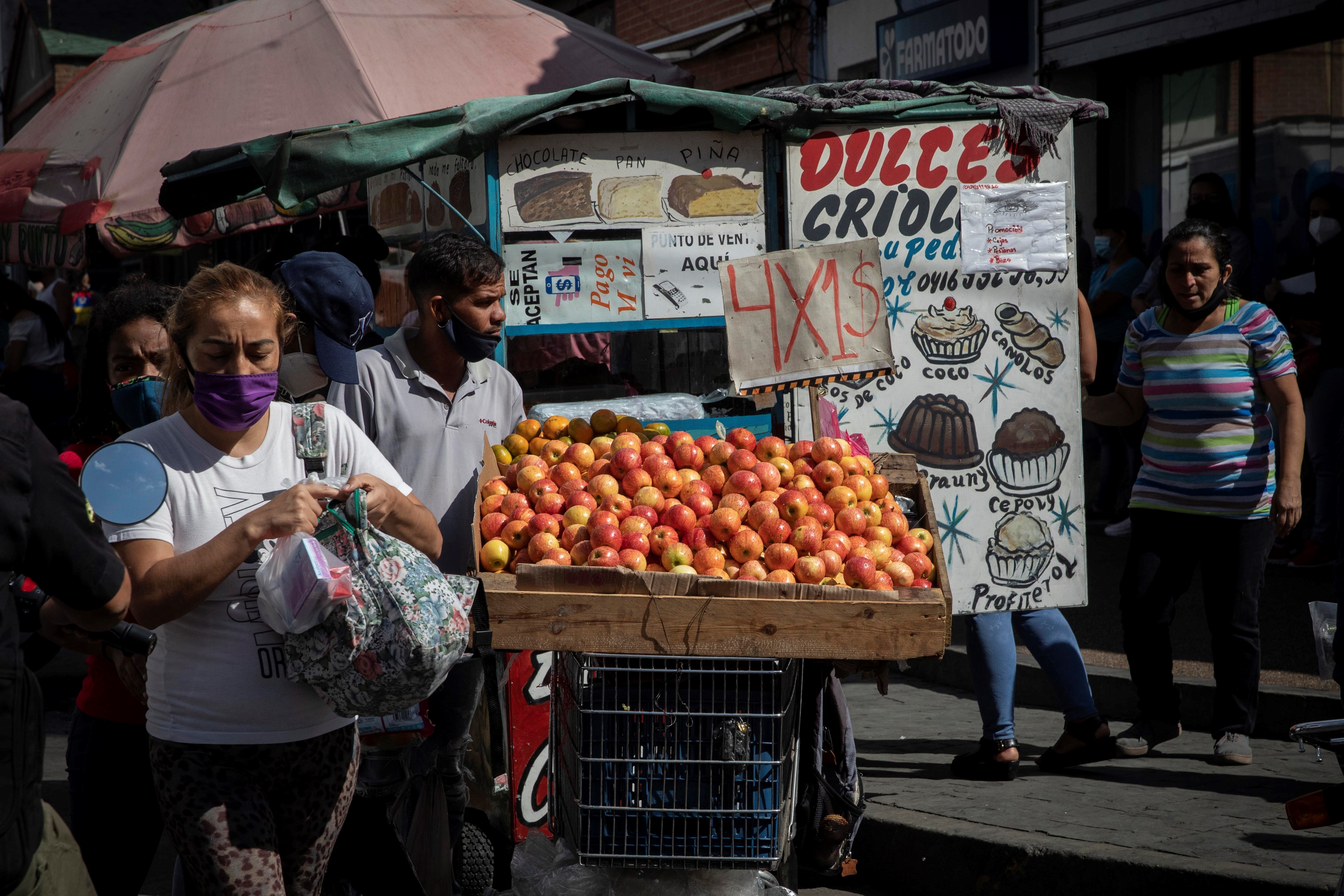 El nuevo salario mínimo en Venezuela se va en cuatro productos