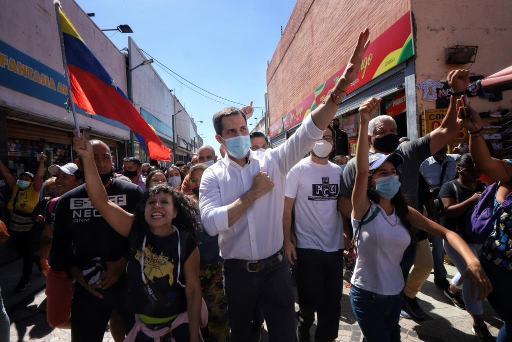 Juan Guaidó recorrió las calles de Carabobo para rechazar el fraude electoral y promover la Consulta Popular #3Dic (FOTOS)