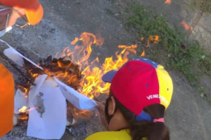 En Zulia también quemaron listas con nombres de participantes en la Consulta Popular (Fotos)
