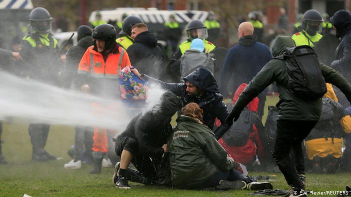 Gobierno holandés asegura que no cederá ante la “escoria” que instiga protestas por toque de queda