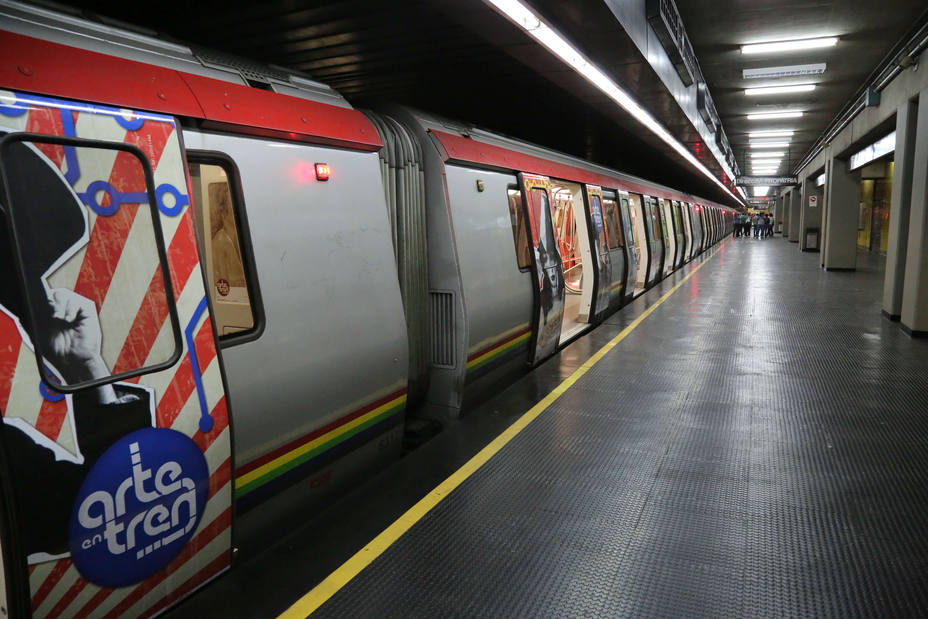 Cayó a los rieles del Metro de Caracas y murió arrollada