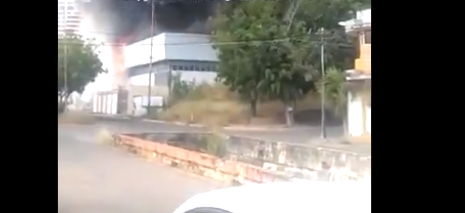 Fuerte incendio devora estructura adyacente al CC Los Jarales en Valencia (VIDEO)