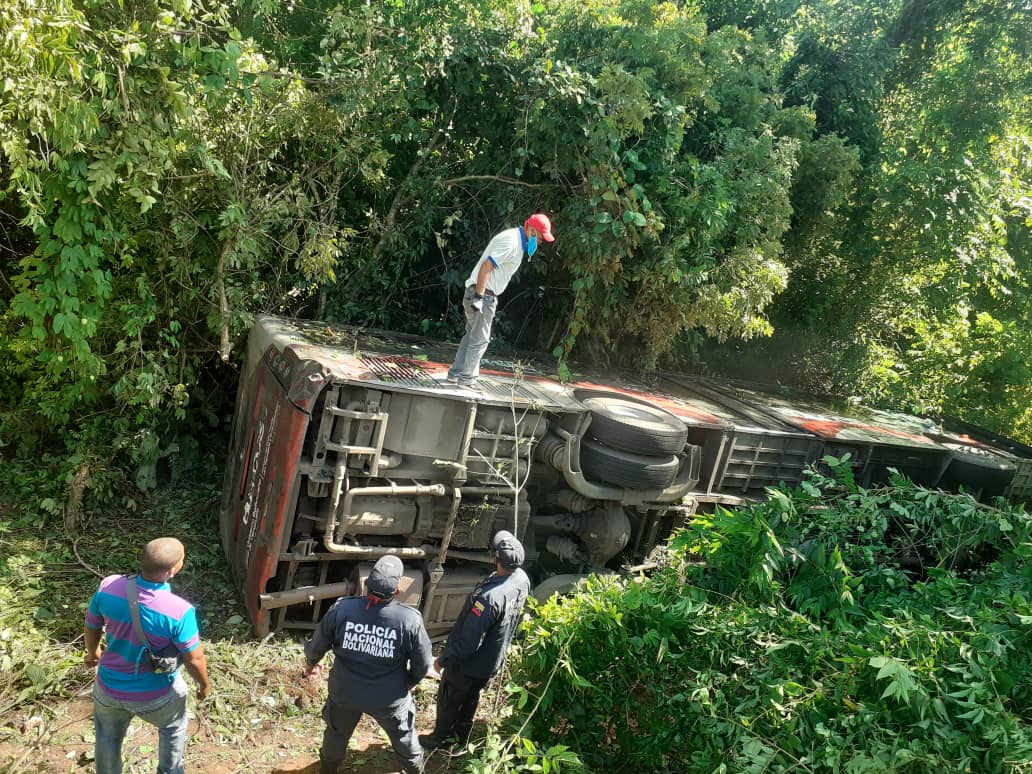 Más de 30 personas resultaron lesionadas tras volcamiento de un autobús en Higuerote
