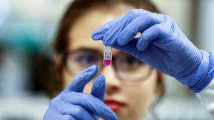 La UE aumenta presión y exige que laboratorios cumplan obligaciones sobre vacunas contra el Covid-19