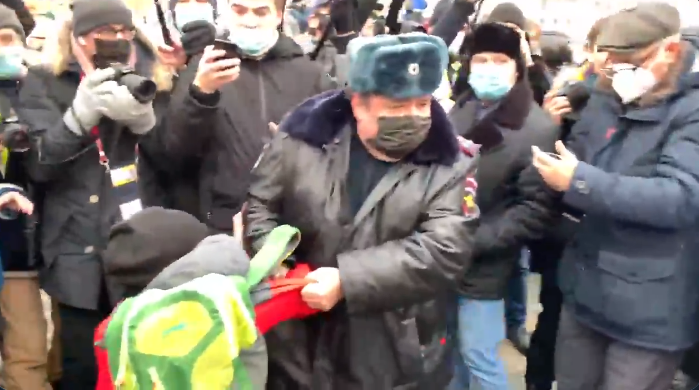 EN VIDEO: El trato cruel de un policía a un niño durante las protestas en Rusia contra Putin