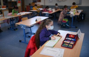 Crece incertidumbre en las escuelas alemanas ante altos niveles de contagios entre menores