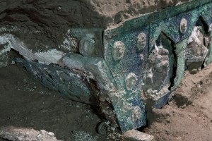 Arqueólogos descubren un antiguo carruaje ceremonial cerca de Pompeya