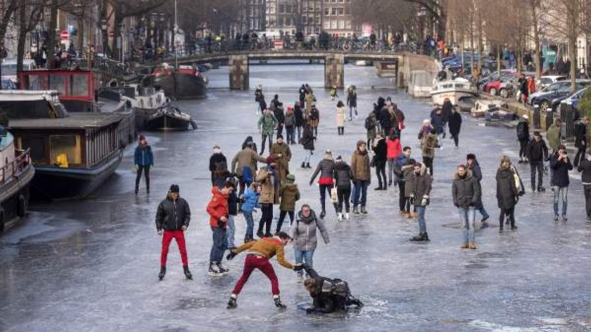 El hielo en Ámsterdam lanzó a cientos a patinar sobre los canales congelados y generó accidentes que alarmaron a las autoridades