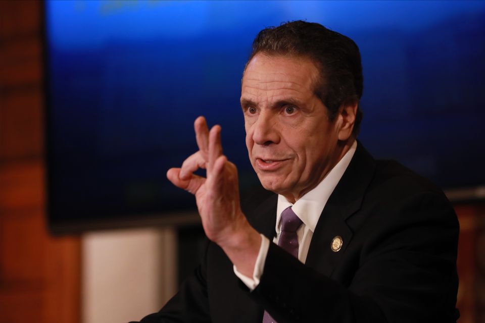 Investigan al gobernador de Nueva York por muertes masivas en ancianatos