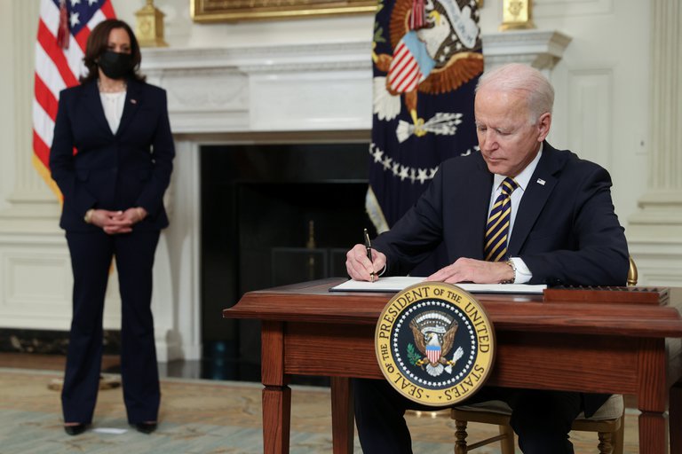 Joe Biden revocó la prohibición de Trump sobre visas de trabajo para inmigrantes en EEUU