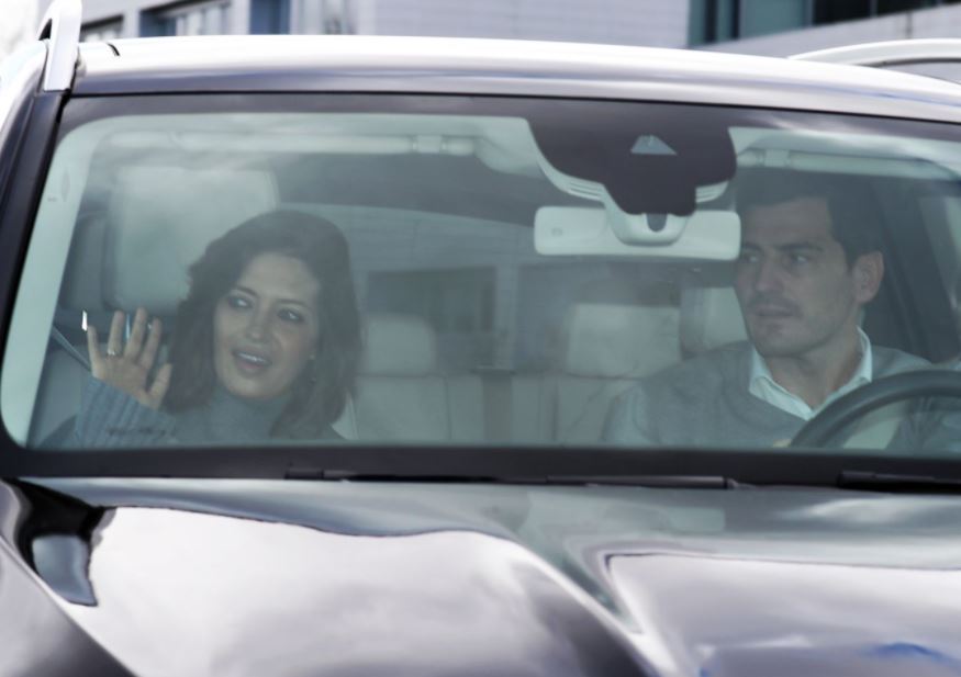 Sara Carbonero abandona el hospital acompañada por Iker Casillas