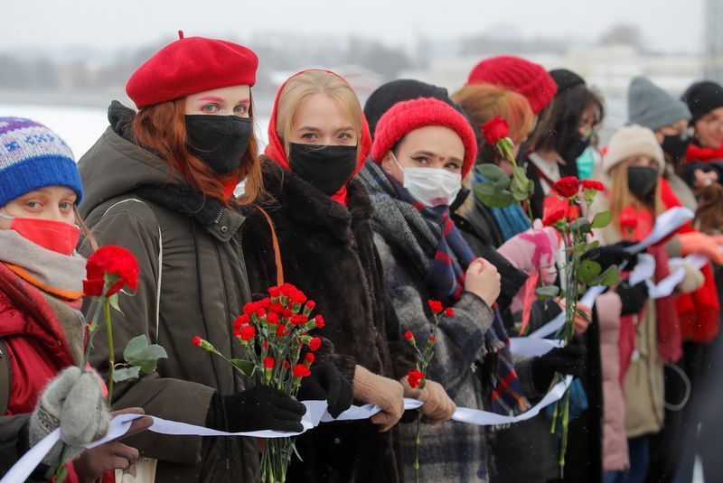 Cadena de mujeres en Moscú en solidaridad con la esposa de Navalny