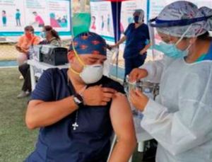 “Me siento muy agradecido”: Habló el primer médico venezolano vacunado contra el coronavirus en Perú