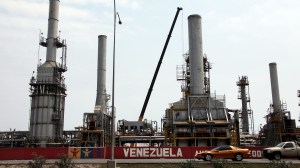 Cuánto tiempo le llevaría a Venezuela reactivar su industria petrolera y por qué es vital para la recuperación económica