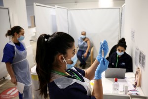 Si te saltas el proceso de vacunación en Brasil, podrías ir a la cárcel