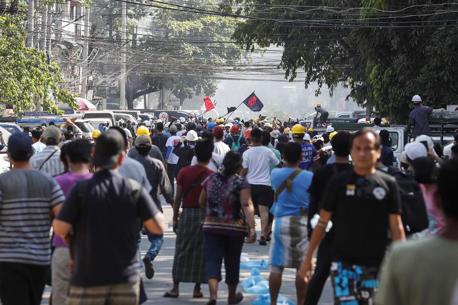 Un hombre fue asesinado por disparos de la policía durante protesta en Birmania