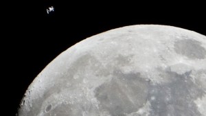 Fotógrafo captó una extraña IMAGEN de la EEI mientras pasaba frente a la Luna